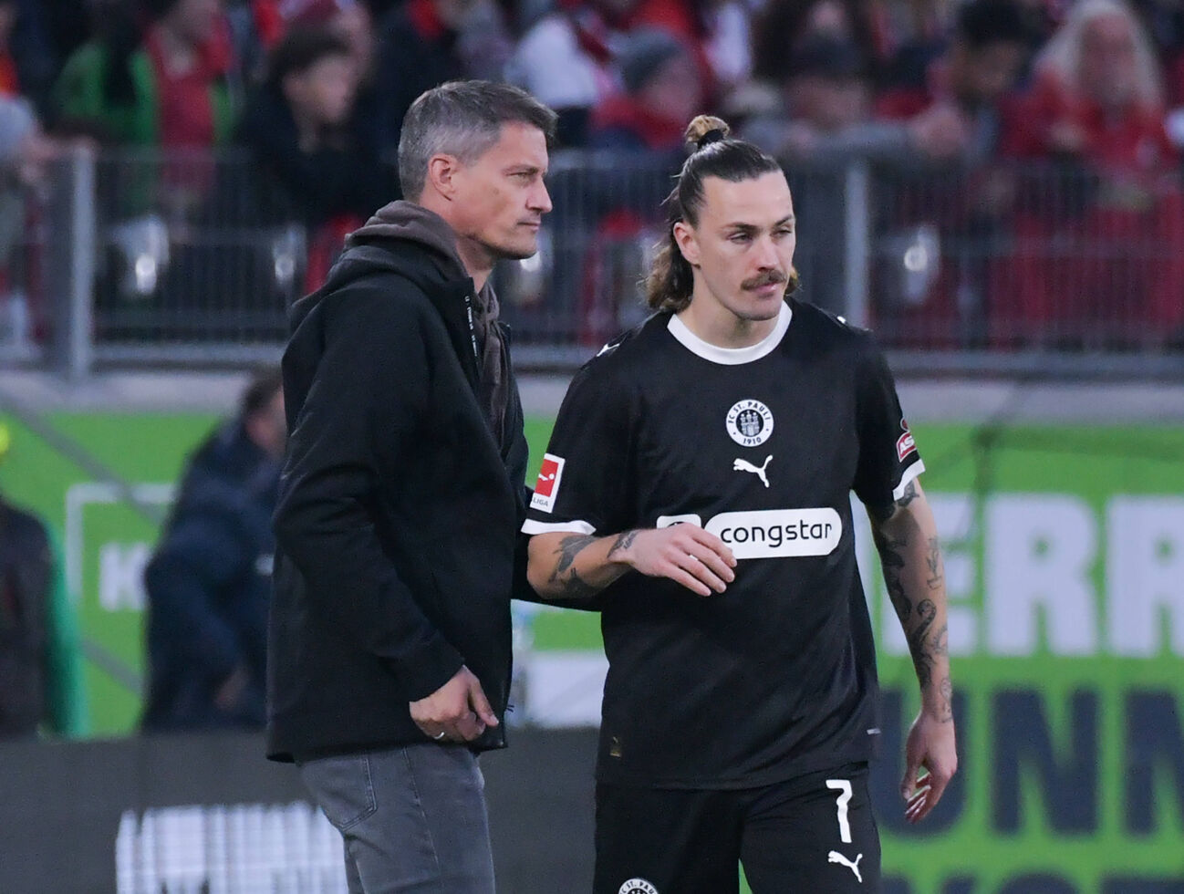 09.11.2025, xblx, Fussball 1.Bundesliga, SC Freiburg - FC St.Pauli v.l. Trainer Alexander Blessin (FC ST. PAULI), Jackson Irvine (FC ST. PAULI) (DFL DFB REGULATIONS PROHIBIT ANY USE OF PHOTOGRAPHS as IMAGE SEQUENCES and or QUASI-VIDEO) Freiburg *** 09 11 2025, xblx, Soccer 1 Bundesliga, SC Freiburg FC St Pauli v l Coach Alexander Blessin FC ST PAULI , Jackson Irvine FC ST PAULI DFL DFB REGULATIONS PROHIBIT ANY USE OF PHOTOGRAPHS as IMAGE SEQUENCES and or QUASI VIDEO Freiburg