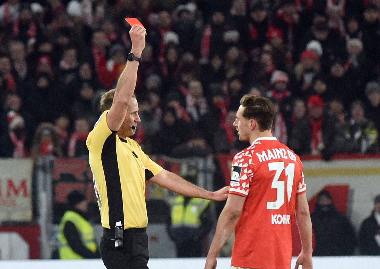 21.11.2025, xhbx, Fussball 1.Bundesliga, FSV Mainz 05 - TSG Hoffenheim v.l. Sascha Stegemann (DFB Schiedsrichter) Rote Karte für, red card for, Platzverweis, Game Misconduct Dominik Kohr (FSV Mainz 05) (DFL DFB REGULATIONS PROHIBIT ANY USE OF PHOTOGRAPHS as IMAGE SEQUENCES and or QUASI-VIDEO) Mainz *** 21 11 2025, xhbx, Soccer 1 Bundesliga, FSV Mainz 05 TSG Hoffenheim v l Sascha Stegemann DFB Referee Red card for, red card for, sending off, Game Misconduct Dominik Kohr FSV Mainz 05 DFL DFB REGULATIONS PROHIBIT ANY USE OF PHOTOGRAPHS as IMAGE SEQUENCES and or QUASI VIDEO Mainz
