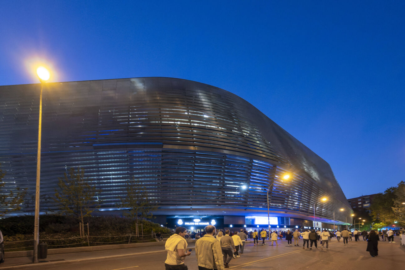 22.10.2024, Fussball UEFA Champions League 2024 2025, 3.Spieltag, Real Madrid - Borussia Dortmund, im Estadio Santiango Bernabeu in Madrid (Spanien), Das Stadion vor dem Spiel in Aussenansicht. *** 22 10 2024, Football UEFA Champions League 2024 2025, Matchday 3, Real Madrid Borussia Dortmund, at Estadio Santiango Bernabeu in Madrid Spain , Exterior view of the stadium before the match