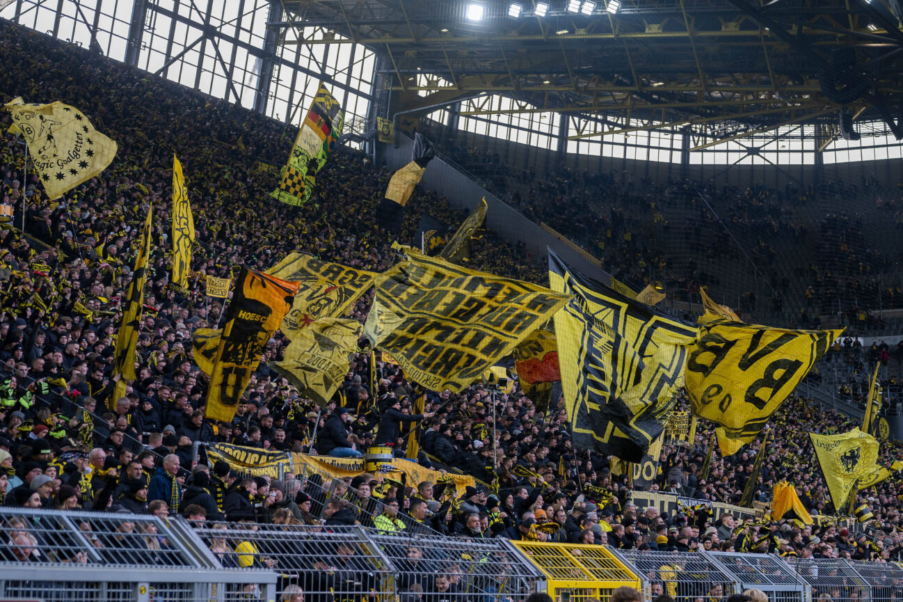 22.11.2025, Fussball: 1. Bundesliga, Saison 2025 2026, 11. Spieltag, Borussia Dortmund - VfB Stuttgart im Signal Iduna-Park in Dortmund. Die Dortmunder Fans sind heiss auf das Spiel. Wichtiger Hinweis: Gemaess den Vorgaben der DFL Deutsche Fussball Liga bzw. des DFB Deutscher Fussball-Bund ist es untersagt, in dem Stadion und oder vom Spiel angefertigte Fotoaufnahmen in Form von Sequenzbildern und oder videoaehnlichen Fotostrecken zu verwerten bzw. verwerten zu lassen. Foto: Kirchner-Media Thomas Haesler *** 22 11 2025, Football 1 Bundesliga, Season 2025 2026, Matchday 11, Borussia Dortmund VfB Stuttgart at Signal Iduna Park in Dortmund The Dortmund fans are hot for the match Important note According to the regulations of the DFL German Football League and the DFB German Football Association, it is prohibited to use or have used photographs taken in the stadium and or of the match in the form of sequential images and or video-like photo series Photo Kirchner Media Thomas Haesler Copyright: xKirchner-Media ThomasxHaeslerx