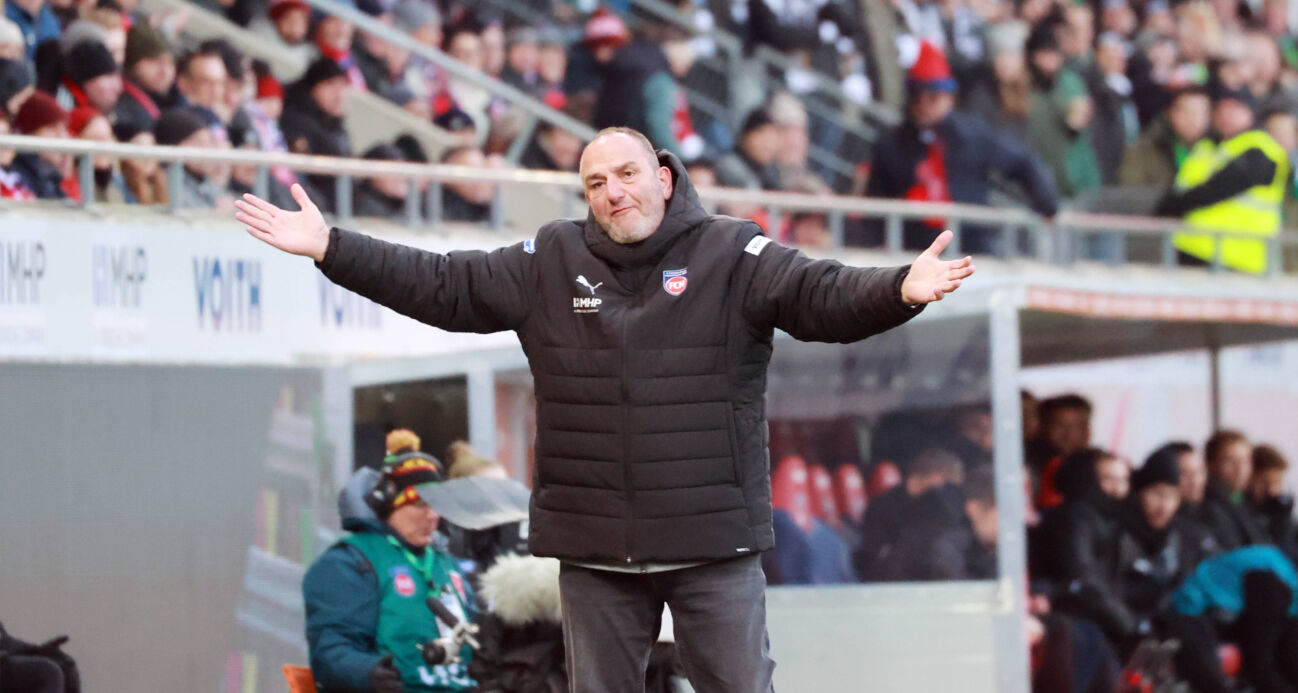 22.11.25 1. FC Heidenheim - Borussia Mönchengladbach Deutschland, Heidenheim, 22.11.2025, Fussball, Bundesliga, Saison 2025 2026, 1. FC Heidenheim - Borussia Mönchengladbach: Frank Schmidt (Trainer 1. FC Heidenheim). *** 22 11 25 1 FC Heidenheim Borussia Mönchengladbach Germany, Heidenheim, 22 11 2025, Football, Bundesliga, Season 2025 2026, 1 FC Heidenheim Borussia Mönchengladbach Frank Schmidt Coach 1 FC Heidenheim