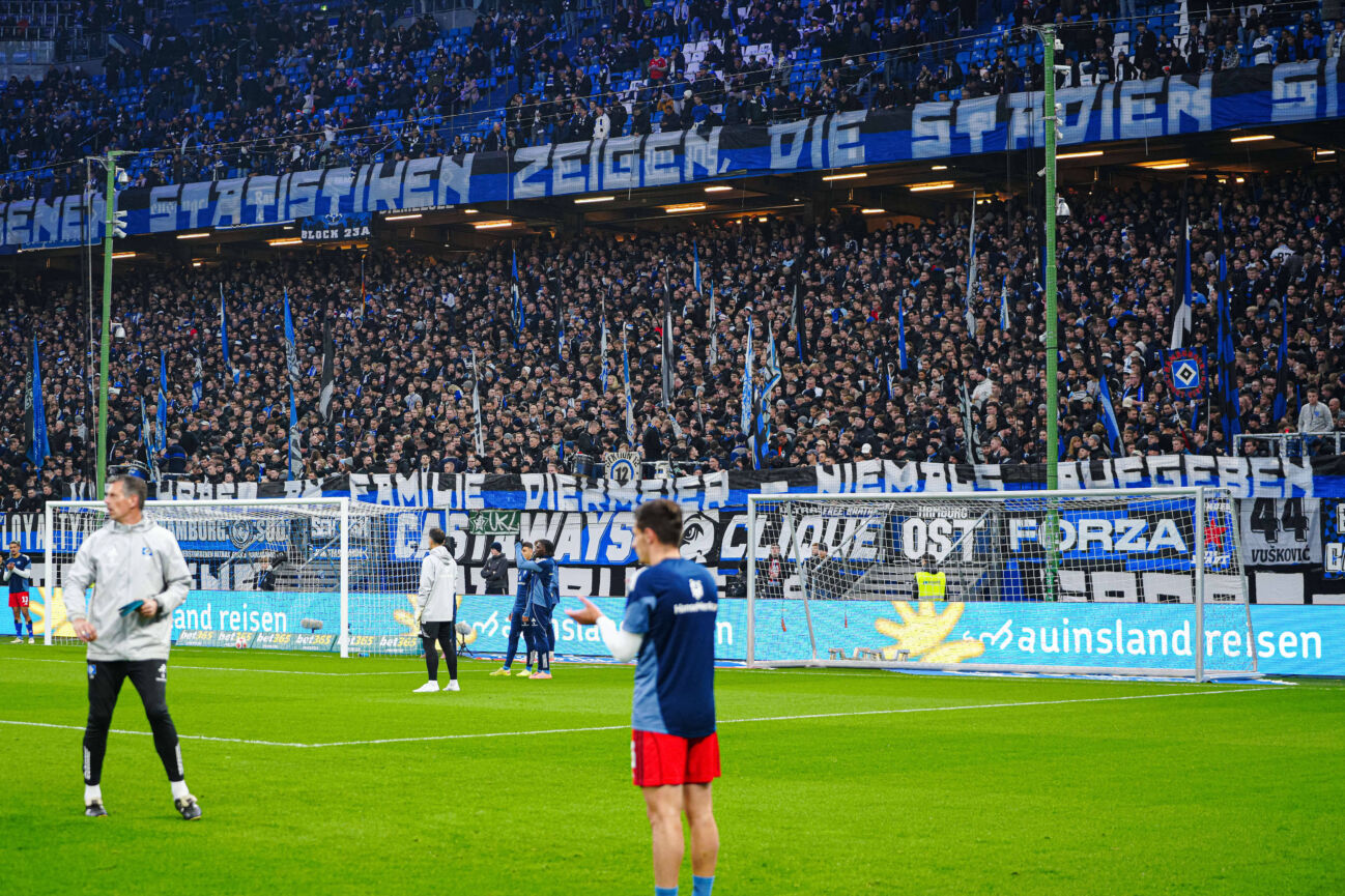 Banner Fans Ultras Hamburger SV fuer Delani Diekmeier GER, Hamburger SV vs. Borussia Dortmund, Fussball, 1. Bundesliga, Spieltag 10, Saison 2025 2026, 08.11.2025 DFL REGULATIONS PROHIBIT ANY USE OF PHOTOGRAPHS AS IMAGE SEQUENCES AND OR QUASI-VIDEO GER, Hamburger SV vs. Borussia Dortmund, Fussball, 1. Bundesliga, Spieltag 10, Saison 2025 2026, 08.11.2025 Hamburg *** Banner Fans Ultras Hamburger SV for Delani Diekmeier GER, Hamburger SV vs Borussia Dortmund, Football, 1 Bundesliga, Matchday 10, Season 2025 2026, 08 11 2025 DFL REGULATIONS PROHIBIT ANY USE OF PHOTOGRAPHS AS IMAGE SEQUENCES AND OR QUASI VIDEO GER, Hamburger SV vs Borussia Dortmund, Football, 1 Bundesliga, Matchday 10, Season 2025 2026, 08 11 2025 Hamburg Copyright: xEibner-Pressefoto MarcelxvonxFehrnx EP_MFN