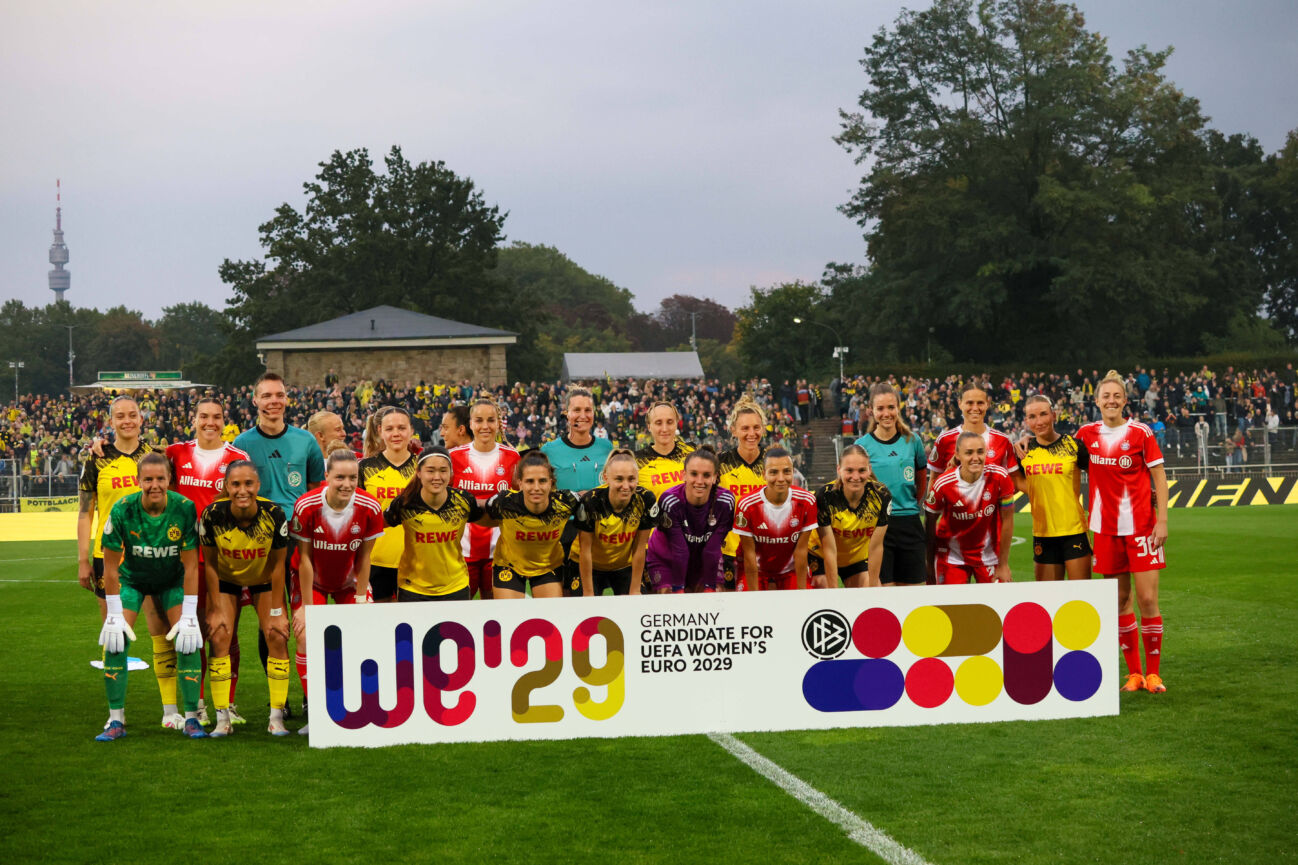 Dortmund, Deutschland 29. September 2025: DFB Pokal Frauen - 2025 2026 - Borussia Dortmund vs. FC Bayern München Im Bild: Gruppenfoto der Spielerinnen vom FC Bayern und von Borussia Dortmund mit dem Banner für die Bewerbung für Deutschland als Austragungsort für die EM 2029 DFB regulations prohibit any use of photographs as image sequences and or quasi-video. Stadion Rote Erde Nordrhein Westfalen *** Dortmund, Germany 29 September 2025 DFB Pokal Women 2025 2026 Borussia Dortmund vs FC Bayern Munich In the picture group photo of the players from FC Bayern and Borussia Dortmund with the banner for the bid for Germany as the venue for the European Championship 2029 DFB regulations prohibit any use of photographs as image sequences and or quasi video Stadion Rote Erde Nordrhein Westfalen Copyright: xFotostandx xFantinix