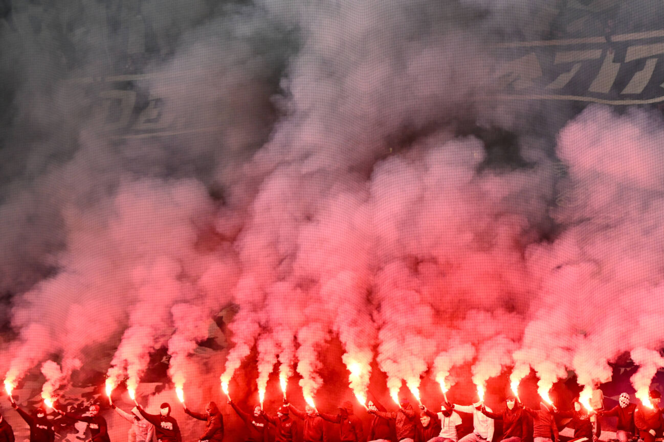 Fans von Frankfurt zünden Pyrotechnik. GER, Eintracht Frankfurt vs Atalanta Bergamo, Fussball, UEFA Champions League, Ligaphase, 5. Spieltag, Spielzeit 2025 2026, 26.11.2025. GER, Eintracht Frankfurt vs Atalanta Bergamo, Fussball, UEFA Champions League, Ligaphase, 5. Spieltag, Spielzeit 2025 2026, 26.11.2025. Frankfurt am Main *** Fans of Frankfurt ignite pyrotechnics GER, Eintracht Frankfurt vs Atalanta Bergamo, Football, UEFA Champions League, League Phase, Matchday 5, Season 2025 2026, 26 11 2025 GER, Eintracht Frankfurt vs Atalanta Bergamo, Football, UEFA Champions League, League Phase, Matchday 5, Season 2025 2026, 26 11 2025 Frankfurt am Main Copyright: xEibner-Pressefoto FlorianxWiegandx EP_FWD