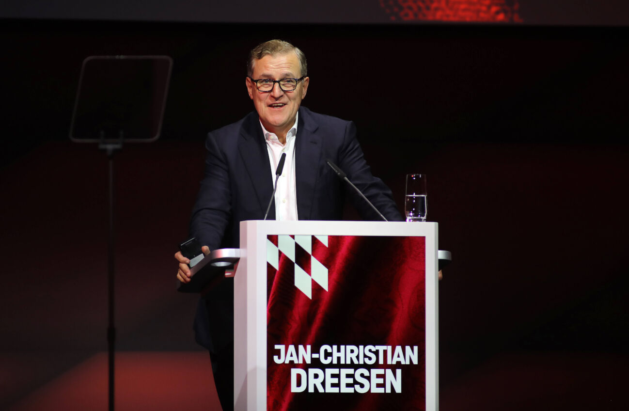 FC Bayern München, Jahreshauptversammlung, BMW Park Jan-Christian Dreesen, Vorstandsvorsitzender (FC Bayern München) am Rednerpult, stehend *** FC Bayern Munich, Annual General Meeting, BMW Park Jan Christian Dreesen, Chairman of the Board of Management FC Bayern Munich at the lectern, standing