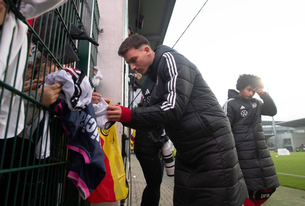 Fußball, Herren, Saison 2025 26, Training der deutschen Nationalmannschaft in Wolfsburg im AOK-Stadion , v. l. Said El Mala (Deutschland), Serge Gnabry (Deutschland) 10.11. 2025, *** Soccer, men, season 2025 26, Training of the German national team in Wolfsburg at the AOK Stadium , f l Said El Mala Germany , Serge Gnabry Germany 10 11 2025, Copyright: xSebastianxRäppold MatthiasxKochx