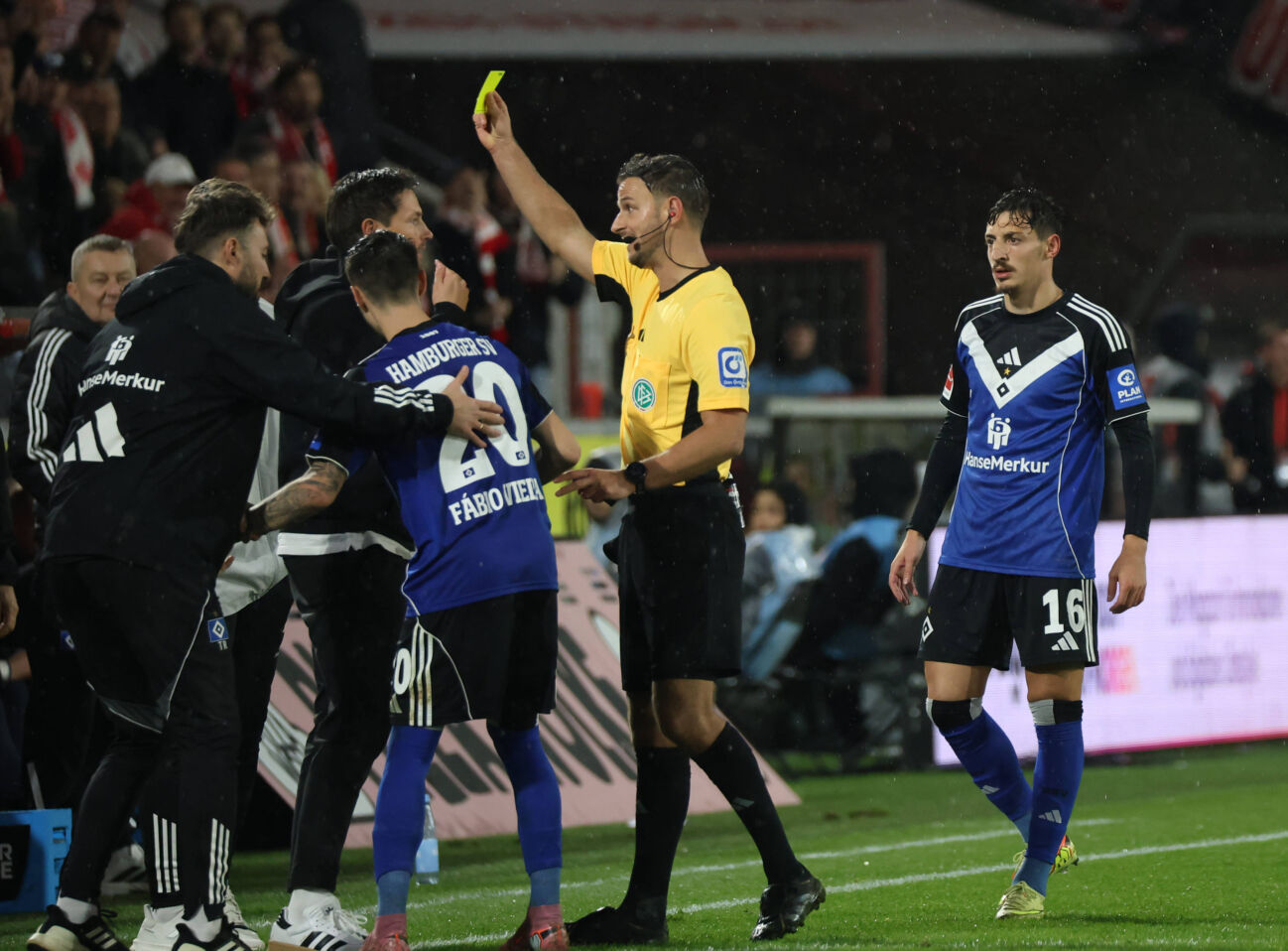 Gelbe Karte fuer Merlin Polzin (Hamburger SV Trainer) nach der roten Karte für Fabio Vieira (Hamburger SV 20) GER, 1. FC Koeln vs. Hamburger SV, Fussball, Bundesliga, 9. Spieltag, Spielzeit 2025 2026, 02.11.2025 (DFL DFB REGULATIONS PROHIBIT ANY USE OF PHOTOGRAPHS as IMAGE SEQUENCES and or QUASI-VIDEO). GER, 1. FC Koeln vs. Hamburger SV, Fussball, Bundesliga, 9. Spieltag, Spielzeit 2025 2026, 02.11.2025 Koeln *** Yellow card for Merlin Polzin Hamburger SV coach after red card for Fabio Vieira Hamburger SV 20 GER, 1 FC Koeln vs Hamburger SV, Football, Bundesliga, Matchday 9, Season 2025 2026, 02 11 2025 DFL DFB REGULATIONS PROHIBIT ANY USE OF PHOTOGRAPHS as IMAGE SEQUENCES and or QUASI VIDEO GER, 1 FC Koeln vs Hamburger SV, Football, Bundesliga, Matchday 9, Season 2025 2026, 02 11 2025 Koeln Copyright: xEibner-Pressefotox xThomasxStoeckerx EP_TSR