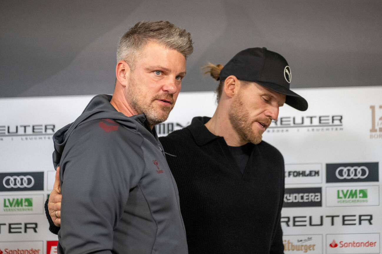 08.11.2025, Fussball: 1. Bundesliga, Saison 2025/2026, 10. Spieltag, Borussia Moenchengladbach - 1. FC Koeln im Borussia-Park in Moenchengladbach. Lukas Kwasniok 1. FC Koeln, Trainer und Eugen Polanski Borussia Moenchengladbach, Trainer verlassen die Pressekonferenz nach dem Spiel. Wichtiger Hinweis: Gemaess den Vorgaben der DFL Deutsche Fussball Liga bzw. des DFB Deutscher Fussball-Bund ist es untersagt, in dem Stadion und/oder vom Spiel angefertigte Fotoaufnahmen in Form von Sequenzbildern und/oder videoaehnlichen Fotostrecken zu verwerten bzw. verwerten zu lassen. Foto: Kirchner-Media/Thomas Haesler *** 08 11 2025, Soccer 1 Bundesliga, Season 2025 2026, Matchday 10, Borussia Moenchengladbach 1 FC Koeln at Borussia Park in Moenchengladbach Lukas Kwasniok 1 FC Koeln, Coach and Eugen Polanski Borussia Moenchengladbach, Coach leaving the press conference after the match Important note According to the regulations of the DFL German Football League and the DFB German Football Association, it is prohibited to use or have used photographs taken in the stadium and / or of the match in the form of sequential images and / or video-like photo series Foto Kirchner Media Thomas Haesler Copyright: xKirchner-Media/ThomasxHaeslerx