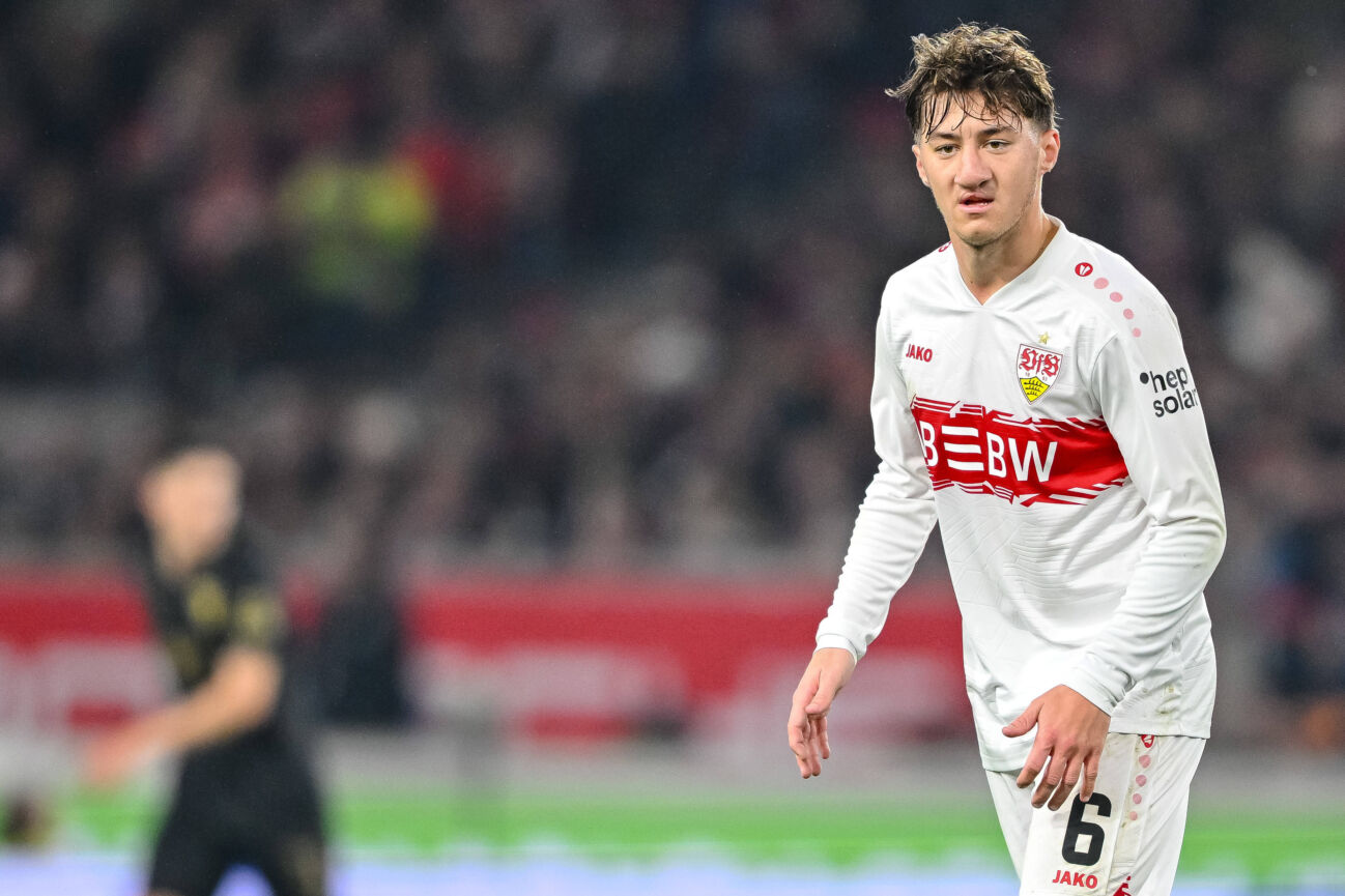 VfB Stuttgart v FC Augsburg – Bundesliga Angelo Stiller VfB Stuttgart Schaut waehrend des spiels der Bundesliga zwischen VfB Stuttgart und FC Augsburg, MHPArena Stuttgart am 09. November 2025 in Stuttgart, Deutschland. Foto von Harry Langer/DeFodi Images Angelo Stiller VfB Stuttgart Looks on during the Bundesliga match between VfB Stuttgart and FC Augsburg at MHPArena Stuttgart on November 9, 2025 in Stuttgart, Germany. Photo by Harry Langer/DeFodi Images DFL regulations prohibit any use of photographs as image sequences and/or quasi-video. Photo by Harry Langer/DeFodi Images DFL regulations prohibit any use of photographs as image sequences and/or quasi-video. / not used for Axel Springer / ZDF *** Angelo Stiller VfB Stuttgart Looks on during the Bundesliga match between VfB Stuttgart and FC Augsburg, MHPArena Stuttgart on November 09, 2025 in Stuttgart, Germany Photo by Harry Langer DeFodi Images Angelo Stiller VfB Stuttgart Looks on during the Bundesliga match between VfB Stuttgart and FC Augsburg at MHPArena Stuttgart on November 9, 2025 in Stuttgart, Germany Photo by Harry Langer DeFodi Images DFL regulations prohibit any use of photographs as image sequences and or quasi video Photo by Harry Langer DeFodi Images DFL regulations prohibit any use of photographs as image sequences and or quasi video not used for Axel Springer ZDF