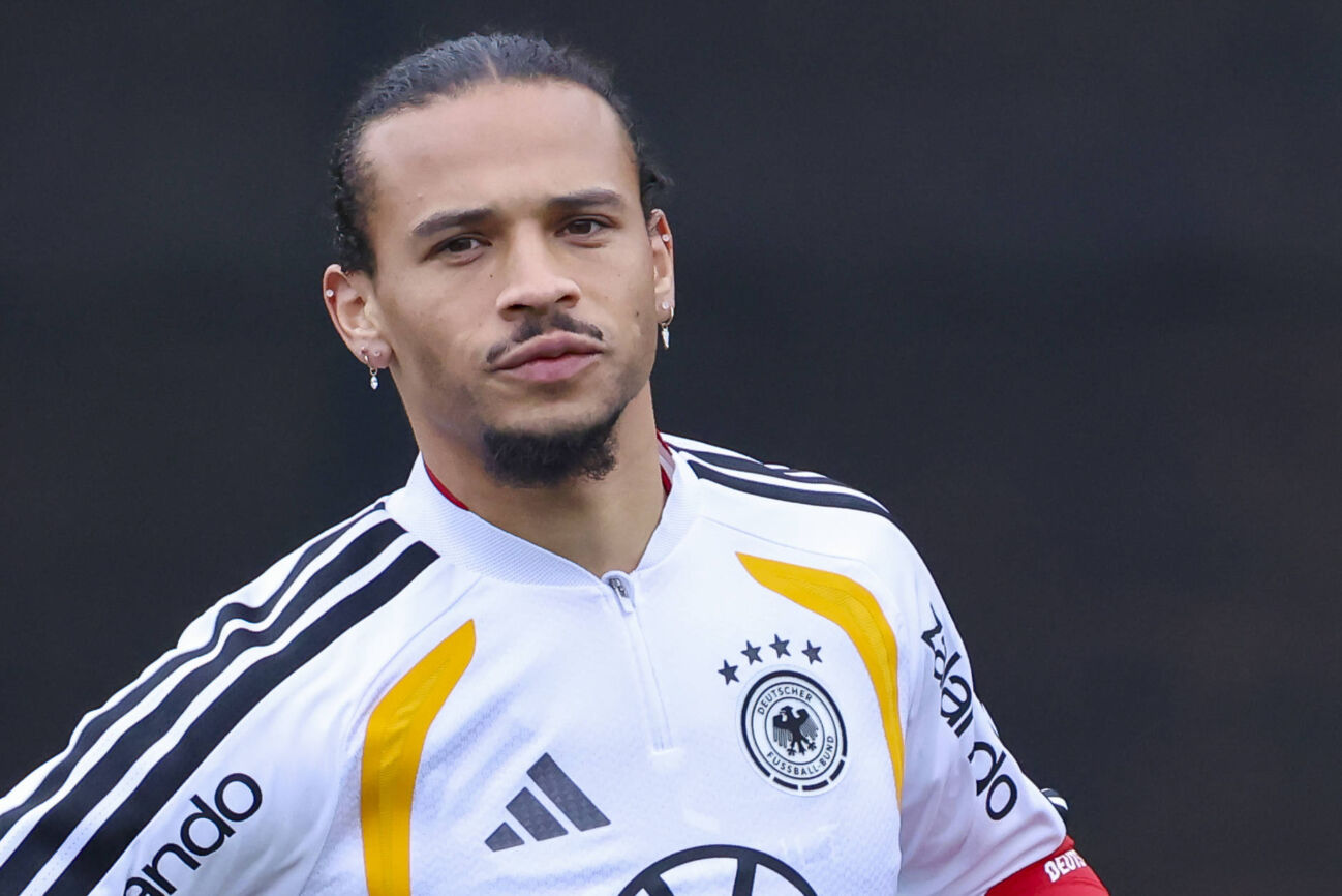 Leroy Sane Germany schaut, , Training der deutschen Fussball Nationalmannschaft, Volkswagen Arena am 11. November 2025 in Wolfsburg, Deutschland. Foto von Marco Steinbrenner/DeFodi Images Leroy Sane Germany looks on, , Training der deutschen Fussball Nationalmannschaft, Volkswagen Arena, November 11, 2025 in Wolfsburg, Germany. Photo by Marco Steinbrenner/DeFodi Images DFL regulations prohibit any use of photographs as image sequences and/or quasi-video. / not used for Axel Springer / ZDF *** Leroy Sane Germany looks on, , Training der deutschen Fussball Nationalmannschaft, Volkswagen Arena am 11 November 2025 in Wolfsburg, Germany Photo by Marco Steinbrenner DeFodi Images Leroy Sane Germany looks on, , Training der deutschen Fussball Nationalmannschaft, Volkswagen Arena, November 11, 2025 in Wolfsburg, Germany Photo by Marco Steinbrenner DeFodi Images DFL regulations prohibit any use of photographs as image sequences and or quasi video not used for Axel Springer ZDF