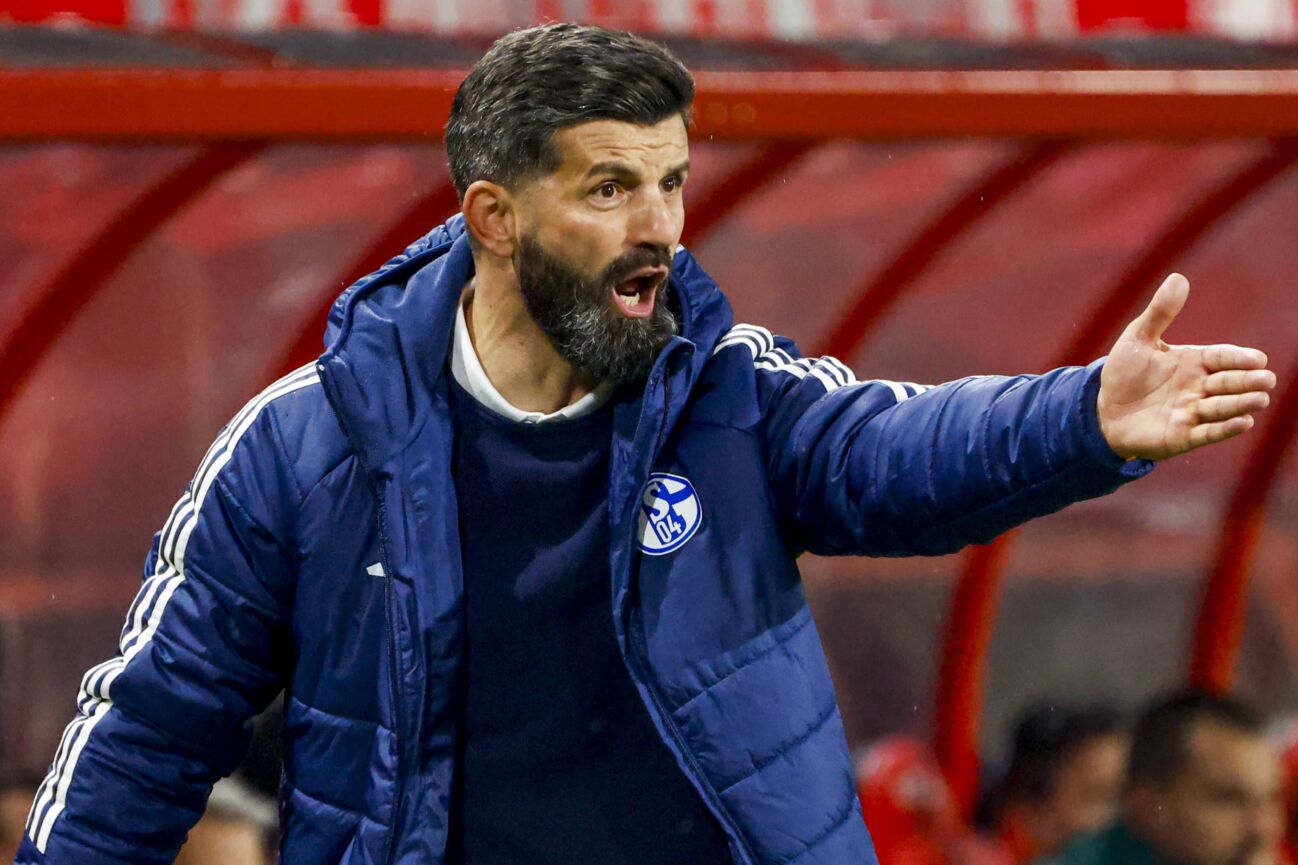 head coach Miron Muslic of Schalke 04 gestures FC Twente v FC Schalke 04, 60th Anniversary Game, FC Twente v Schalke 04, De Grolsch Veste Stadium, November 13, 2025, Enschede, Netherlands.