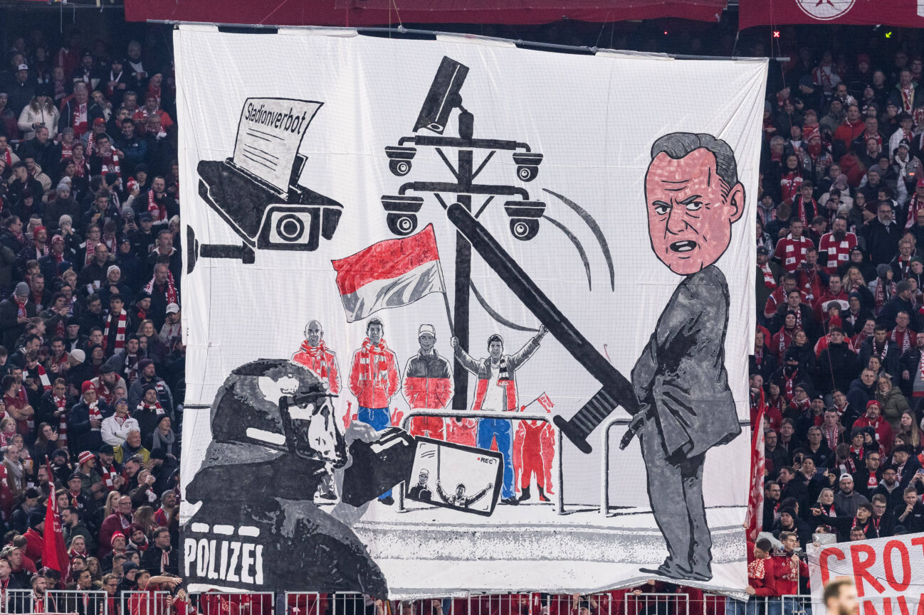 MUENCHEN, GERMANY - NOVEMBER 29: Fan banner FC Bayern Muenchen ‚Grote cartoon‘ close up during the Bundesliga match between FC Bayern Muenchen vs. FC St. Pauli at Allianz Arena on matchday 12 of the 1. Bundesliga on November 29, 2025 in Muenchen, Germany. DFL REGULATIONS PROHIBIT ANY USE OF PHOTOGRAPHS AS IMAGE SEQUENCES AND OR QUASI-VIDEO. Bayern Germany Copyright: xBEAUTIFULxSPORTS Wunderlx