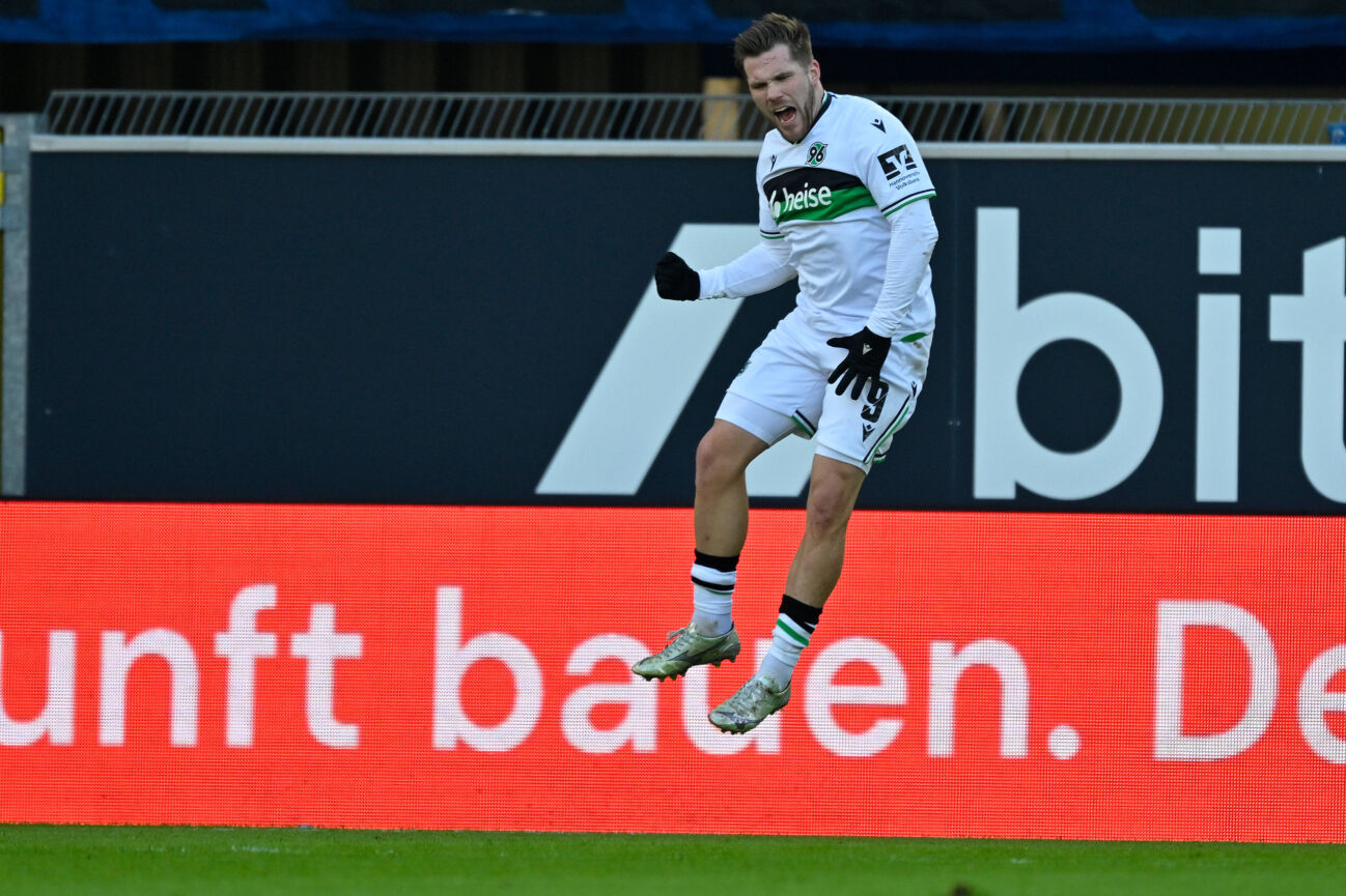 Paderborn, Home Deluxe Arena, 22.11.25, GER, Herren, 2.Bundesliga, Saison 2025-2026, SC Paderborn 07 - Hannover 96 Bild: Benjamin KAELLMANN (Hannover) jubelt nach seinem Tor zum 0:2 DFL regulations prohibit any use of photographs as image sequences and or quasi-video. NRW Deutschland *** Paderborn, Home Deluxe Arena, 22 11 25, GER, Herren, 2 Bundesliga, Saison 2025 2026, SC Paderborn 07 Hannover 96 Bild Benjamin KAELLMANN Hannover jubiliert nach seinem Tor zum 0 2 DFL regulations prohibit any use of photographs as image sequences and or quasi video NRW Deutschland