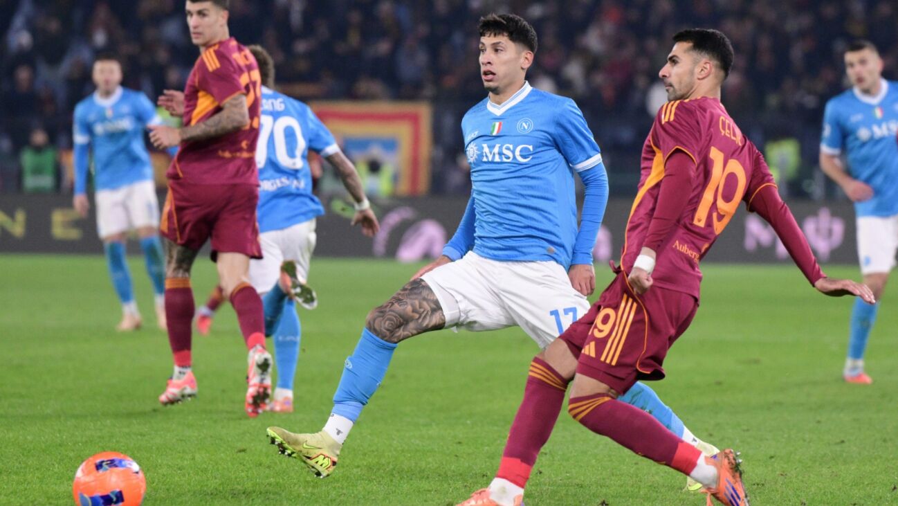 Serie A: Neapel gewinnt in Rom und bleibt ganz oben dran