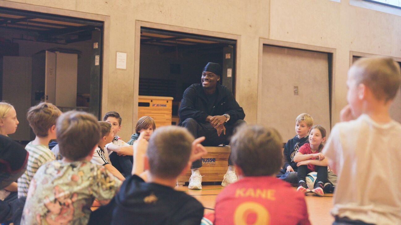 "Bildung mit das Wichtigste": Bisseck besucht frühere Schule