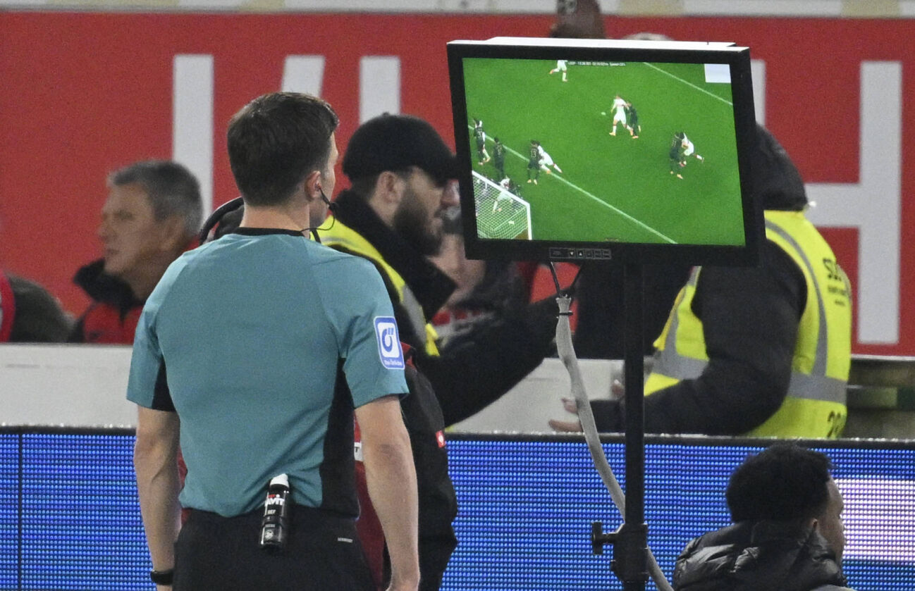 Strafraumszene, Torraumszene Zweikampf, Aktion Foul von Keven Schlotterbeck FC Augsburg FCA (31) gegen Dan-Axel Zagadou VfB Stuttgart (23) (nicht im Bild) Schiedsrichter Referee Harm Osmers pfeift nach VAR, Video-Assistent, Videobeweis, Videoschiedsrichter Video Assistent Referee Elfmeter, Strafstoss VfB Stuttgart vs FC Augsburg FCA 09.11.2025 DFL REGULATIONS PROHIBIT ANY USE OF PHOTOGRAPHS AS IMAGE SEQUENCES AND OR QUASI-VIDEO VfB Stuttgart vs FC Augsburg FCA *** Penalty area scene, goal area scene, tackle, action Foul by Keven Schlotterbeck FC Augsburg FCA 31 against Dan Axel Zagadou VfB Stuttgart 23 not in picture Referee Harm Osmers whistles for VAR, video assistant referee, video evidence, Video referee Video assistant referee Penalty kick, penalty kick VfB Stuttgart vs FC Augsburg FCA 09 11 2025 DFL REGULATIONS PROHIBIT ANY USE OF PHOTOGRAPHS AS IMAGE SEQUENCES AND OR QUASI VIDEO VfB Stuttgart vs FC Augsburg FCA