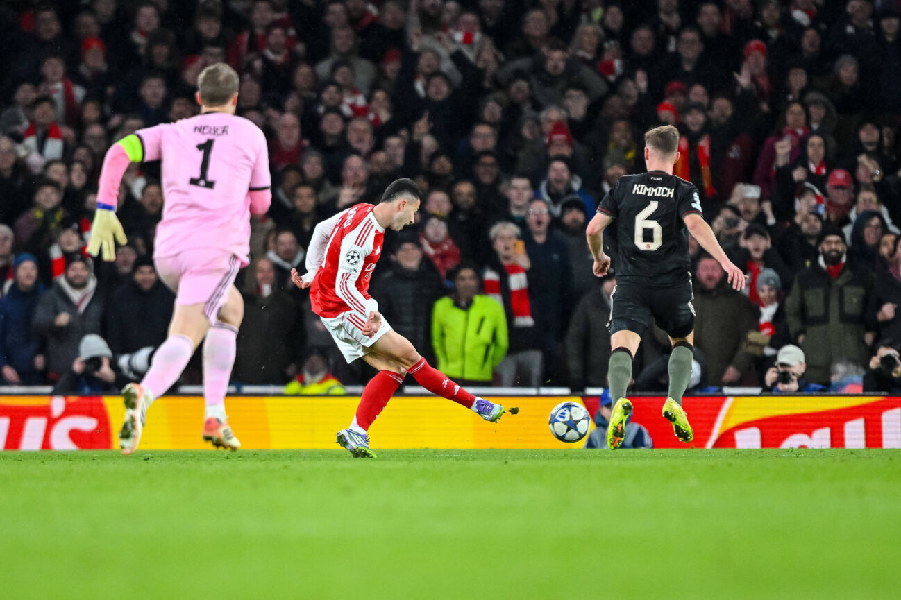 Torwart Manuel Neuer (Bayern München), Gabriel Martinelli (Arsenal FC) und Joshua Kimmich (Bayern München) battle for the ball during the UEFA Champions League 2025 26 League Phase MD5 match between Arsenal FC and FC Bayern München at Arsenal Stadium on November 26, 2025 in London, United Kingdom. (Photo by Harry Langer DeFodi Images) *** Goalkeeper Manuel Neuer Bayern Munich , Gabriel Martinelli Arsenal FC and Joshua Kimmich Bayern Munich battle for the ball during the UEFA Champions League 2025 26 League Phase MD5 match between Arsenal FC and FC Bayern Munich at Arsenal Stadium on November 26, 2025 in London, United Kingdom Photo by Harry Langer DeFodi Images