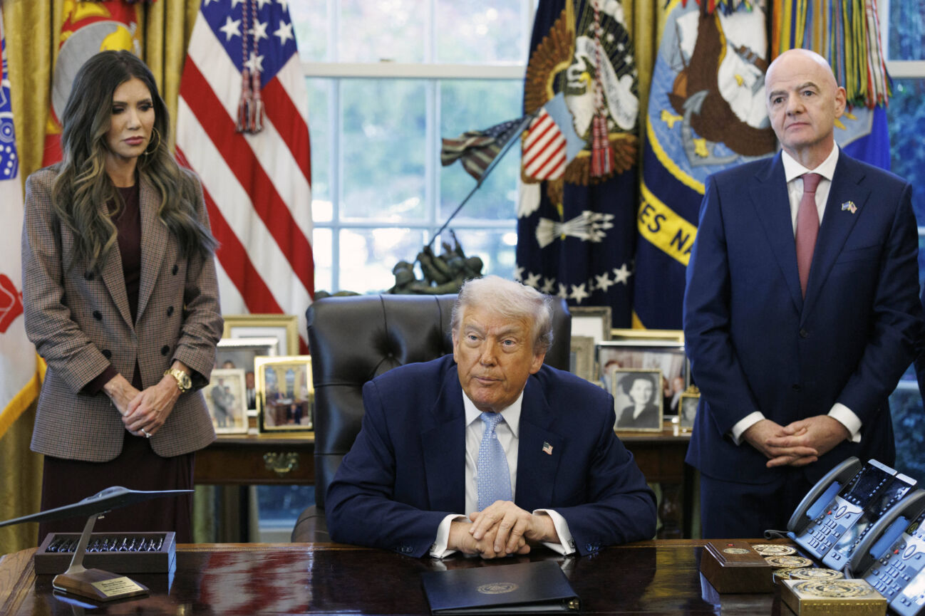 White House Coverage US Secretary of Homeland Security Kristi Noem (L) FIFA President Gianni Infantino (R) during a meeting with US President Donald Trump (C) and the White House Task Force on the FIFA World Cup 2026 at the White House, Washington, DC, USA, 17 November 2025. EPA WILL OLIVER POOL WASHINGTON DC United States PUBLICATIONxNOTxINxFRAxUK Copyright: xPool ABACAx