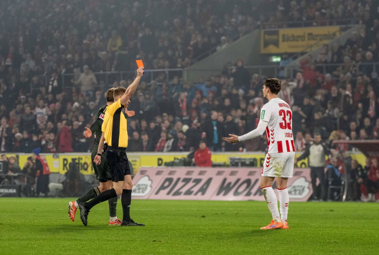 3Fussball, Herren, Saison 2025 2026, 1. Bundesliga (15. Spieltag), 1. FC Köln - 1. FC Union Berlin, v. l. Schiedsrichter Christian Dingert zeigt Rav van den Berg (1. FC Koeln) die Rote Karte, 20.12. 2025, *** 3Football, Men, Season 2025 2026, 1 Bundesliga 15 Matchday , 1 FC Köln 1 FC Union Berlin, v l Referee Christian Dingert shows Rav van den Berg 1 FC Koeln the red card, 20 12 2025, Copyright: xMatthiasxKochx