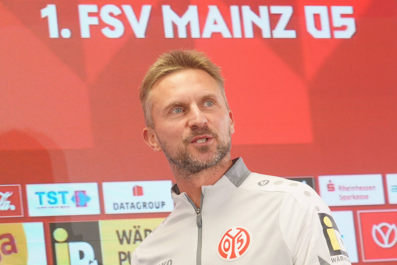 BENJAMIN HOFFMANN PRESSEKONFERENZ 1. FSV MAINZ 05 MAINZ *** BENJAMIN HOFFMANN PRESS CONFERENCE 1 FSV MAINZ 05 MAINZ PUBLICATIONxNOTxINxUSA