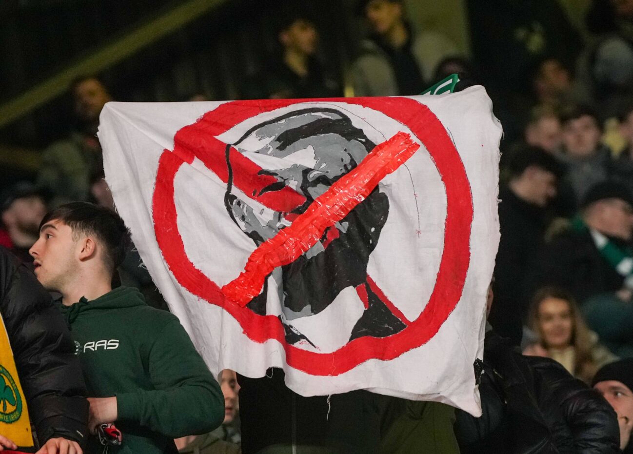 Celtic fans banners against Celtic FC Chairman Peter Lawwell, who announced he would stand down earlier today due to abuse and intimidation from Celtic fans, Dundee United v Celtic, William Hill Scottish Premiership, Football, Tannadice Park, Dundee, Scotland, UK - 17 Dec 2025Dundee Tannadice Park United Kingdom EDITORIAL USE ONLY No use with unauthorised audio, video, data, fixture lists, club league logos or live services. Online in-match use limited to 120 images, no video emulation. No use in betting, games or single club league player publications. PUBLICATIONxINxGERxSUIxAUTxHUNxGRExMLTxCYPxROUxBULxUAExKSAxCHNxDENxINDxITAxPORxESPxSWExTURxMEXxCOLxVENxPERxECUxBRAxARGxCHIxURUxPARxPANxONLY Copyright: xStuartxWallace Shutterstockx 16132134cd