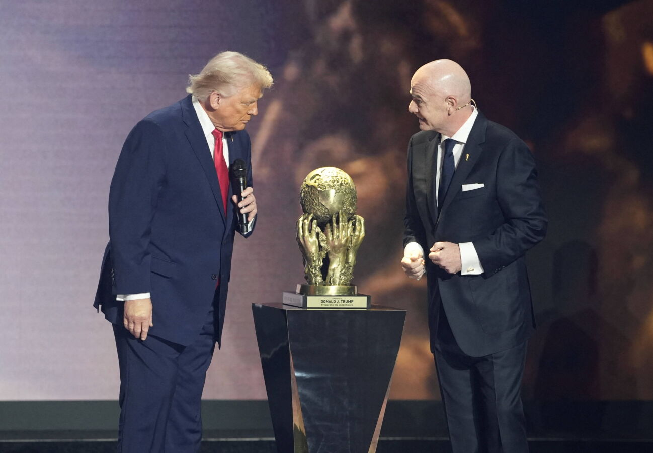 Donald Trump Receives The FIFA Peace Prize At 2026 FIFA World Cup Draw Event - Washington U.S. President Donald Trump receives the FIFA Peace Prize from President of FIFA, Gianni Infantino on stage during the draw for the 2026 FIFA Football World Cup taking place in the US, Canada and Mexico, at the Kennedy Center, in Washington, DC, USA on December 5, 2025. Photo by Yuri Gripas ABACAPRESS.COM Washington DC United States PUBLICATIONxNOTxINxFRAxUK Copyright: xGripasxYuri ABACAx