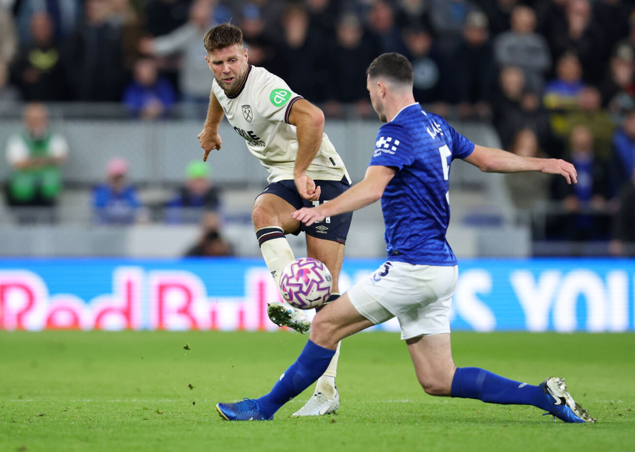 Everton v West Ham United - Premier League Niclas Füllkrug of West Ham United and Michael Keane of Everton challenge during the Premier League match between Everton and West Ham United at Hill Dickinson Stadium on September 29, 2025 in Liverpool, England. Liverpool Hill Dickinson Stadium England United Kingdom PUBLICATIONxNOTxINxUK Copyright: xEdxSykes Sportsphoto APLx 14137425