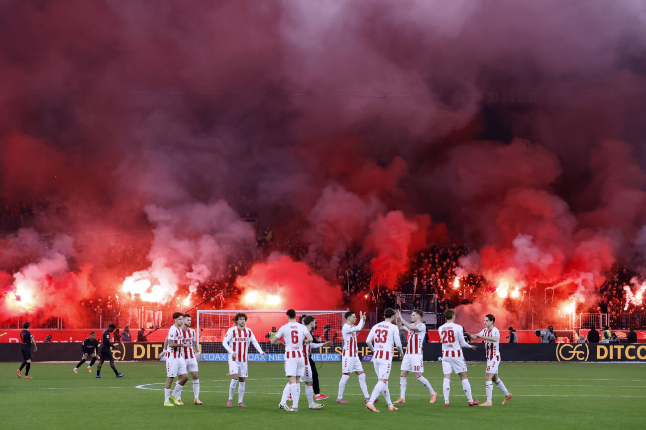 FANS Team Bayer 04 Leverkusen mit Pyrotechnik vor dem Anpfiff Team 1.FC Koeln DFL Bundesliga Saison 2025-2026 Spiel Bayer 04 Leverkusen - 1.FC Koeln 2 : 0 am 13.12. 2025 in Leverkusen DFL REGULATIONS PROHIBIT ANY USE OF PHOTOGRAPHS as IMAGE SEQUENCES and or QUASI-VIDEO *** FANS Team Bayer 04 Leverkusen with pyrotechnics before kick-off Team 1 FC Koeln DFL Bundesliga Saison 2025 2026 Spiel Bayer 04 Leverkusen 1 FC Koeln 2 0 am 13 12 2025 in Leverkusen DFL REGULATIONS PROHIBIT ANY USE OF PHOTOGRAPHS as IMAGE SEQUENCES and or QUASI VIDEO Copyright: xLacixPerenyix