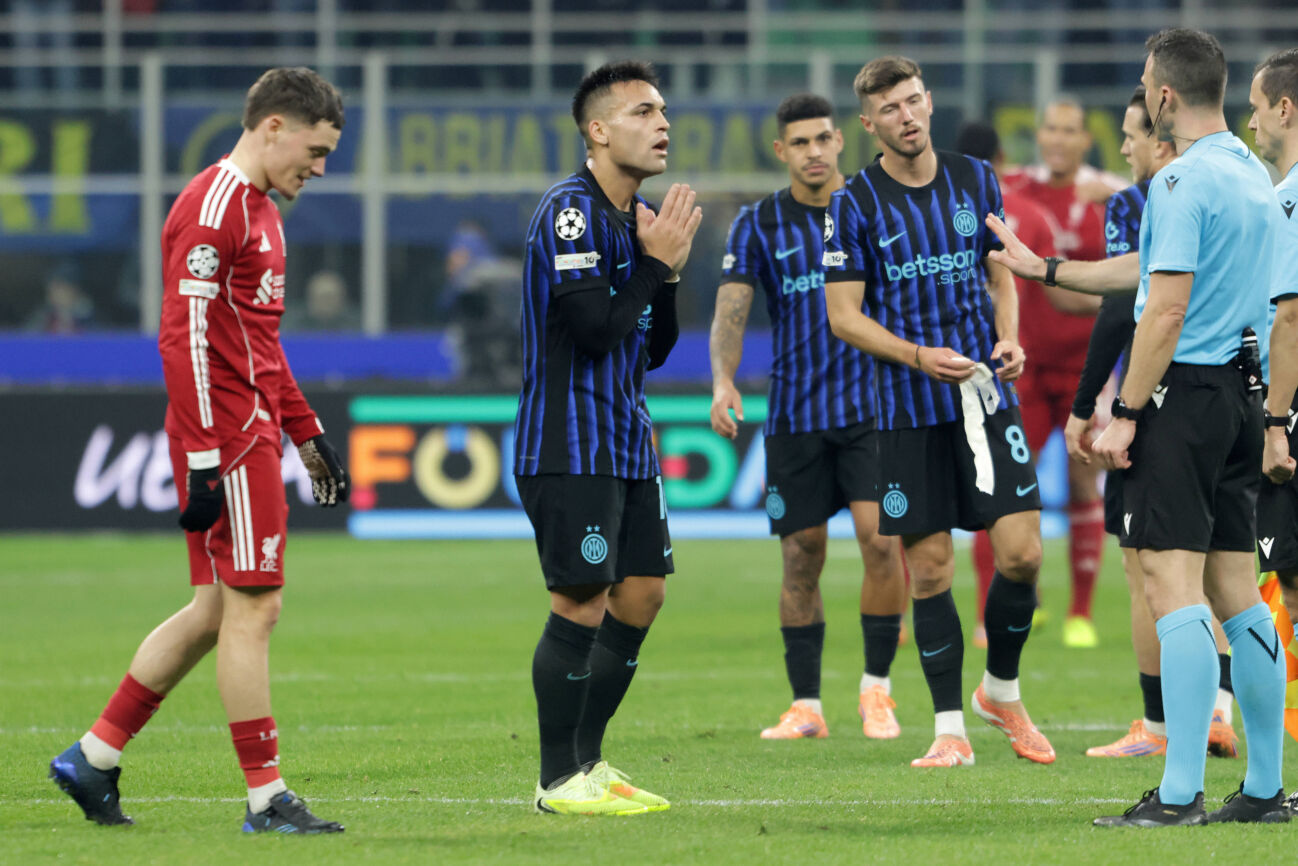 FLORIAN WIRTZ, Liverpool, LAUTARO MARTINEZ, Inter, FELIX ZWAYER, Arbitro, Referee, Champions League, 2025-26, Inter vs Liverpool 0-1, 09-12-2025, Azione, Action, Proteste, Protests CHAMPIONS LEAGUE 2025-26 INTER-LIVERPOOL 0-1