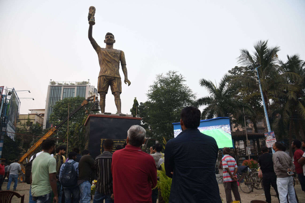 India-Messi Statute Messi will inaugurate the world s largest statue of himself, a towering 70-foot behemoth located adjacent to the clock tower in Sribhumi. The statue, crafted using special fibre technology in Kolkata ,India on December 11,2025,Photo by Debajyoti Chakraborty.(Photo: Debajyoti Chakraborty News Images) Kolkata West Bengal India Copyright: xDebajyotixChakrabortyx NewsxImagesx