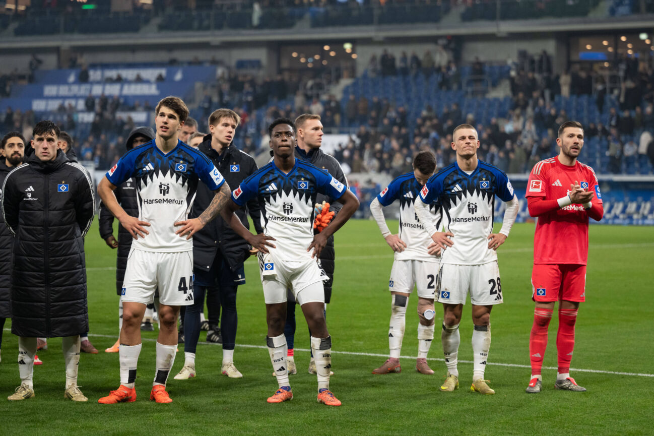 Nach Spielende Entaeuschung, frust bei Luka Vuskovic (Hamburger SV, 44), Albert Lokonga (Hamburger SV, 06), Fabio Vieira (Hamburger SV, 20), Miro Muheim (Hamburger SV, 28), Daniel Heuer Fernandes (Hamburger SV, 01) GER, TSG 1899 Hoffenheim vs. Hamburger SV, Fussball, Herren, 1. Bundesliga, 14. Spieltag, Spielzeit 2025 2026, 13.12.2025, DFL DFB REGULATIONS PROHIBIT ANY USE OF PHOTOGRAPHS AS IMAGE SEQUENCES AND OR QUASI-VIDEO, GER, TSG 1899 Hoffenheim vs. Hamburger SV, Fussball, Herren, 1. Bundesliga, 14. Spieltag, Spielzeit 2025 2026, 13.12.2025 Sinsheim *** Disappointment at the end of the game, frustration for Luka Vuskovic Hamburger SV, 44 , Albert Lokonga Hamburger SV, 06 , Fabio Vieira Hamburger SV, 20 , Miro Muheim Hamburger SV, 28 , Daniel Heuer Fernandes Hamburger SV, 01 GER, TSG 1899 Hoffenheim vs Hamburger SV, Football, Men, 1 Bundesliga, Matchday 14, Season 2025 2026, 13 12 2025, DFL DFB REGULATIONS PROHIBIT ANY USE OF PHOTOGRAPHS AS IMAGE SEQUENCES AND OR QUASI VIDEO, GER, TSG 1899 Hoffenheim vs Hamburger SV, Football, Men, 1 Bundesliga, Matchday 14, Season 2025 2026, 13 12 2025 Sinsheim Copyright: xEibner-Pressefoto WolfgangxFrankx EP_WFK