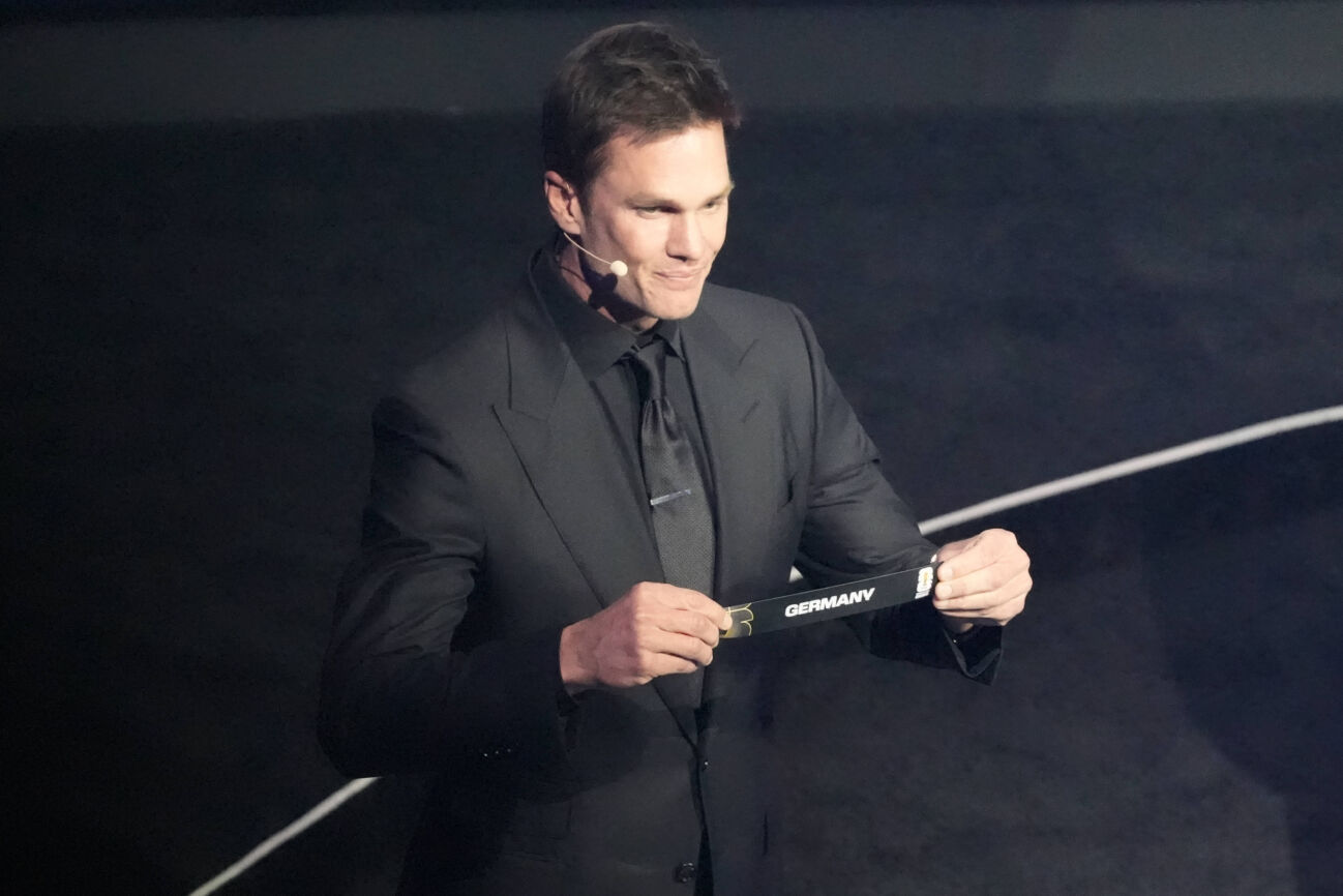 NFL, American Football Herren, USA Legende Tom Brady zieht aas Los von Deutschland als Gruppenkopf von Gruppe E - Washington 05.12.2025: Weltmeisterschafts-Auslosung 2026, World Cup 2026 Final Draw, John F Kennedy Center *** NFL legend Tom Brady draws Germanys ticket to head Group E Washington 05 12 2025 World Cup Draw 2026, World Cup 2026 Final Draw, John F Kennedy Center