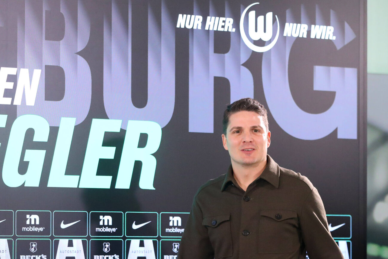 PK Wolfsburg, 11.12.2025, FUßBALL - VfL Wolfsburg, Pressekonferenz, 1. Bundesliga, Saison 2024 25. Sportdirektor Pirmin Schwegler (VfL Wolfsburg) während der Pressekonferenz. Wolfsburg *** PK Wolfsburg, 11 12 2025, FOOTBALL VfL Wolfsburg, Press conference, 1 Bundesliga, Season 2024 25 Sports director Pirmin Schwegler VfL Wolfsburg during the press conference Wolfsburg