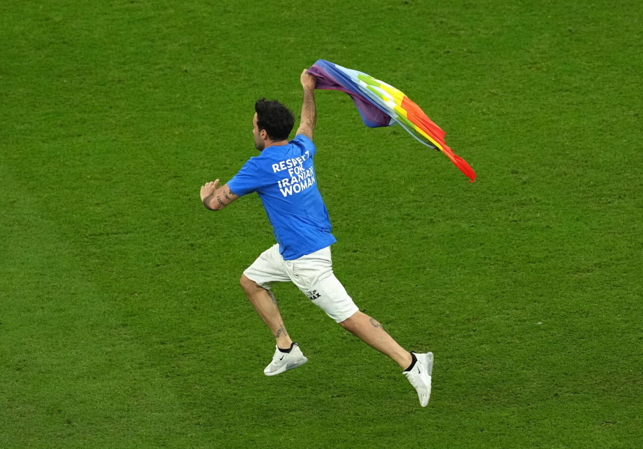portugal-v-uruguay-fifa-1019880337 Portugal v Uruguay - FIFA World Cup, WM, Weltmeisterschaft, Fussball 2022 - Group H - Lusail Stadium A protestor in a top reading Respect For Iranian Women waving a rainbow flag invades the pitch during the FIFA World Cup Group H match at the Lusail Stadium in Lusail, Qatar. Picture date: Monday November 28, 2022. Use subject to restrictions. Editorial use only, no commercial use without prior consent from rights holder. PUBLICATIONxNOTxINxUKxIRL Copyright: xMartinxRickettx 70008437