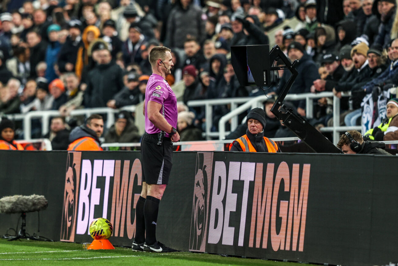 Premier League Newcastle United v Tottenham Hotspur Referee Thomas Bramall goes to check VAR during the Premier League match Newcastle United vs Tottenham Hotspur at St. James s Park, Newcastle, United Kingdom, 2nd December 2025 (Photo by Alfie Cosgrove News Images) Newcastle St. James s Park Tyne and Wear United Kingdom Copyright: xAlfiexCosgrove NewsxImagesx