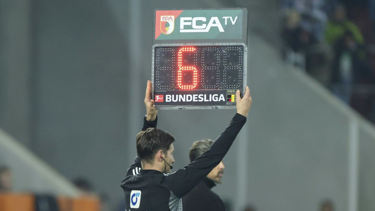 Nachspielzeit wird in Stadien künftig angezeigt