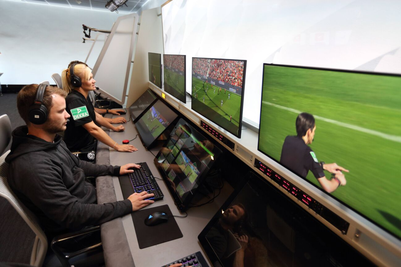 VIDEO ASSIST ARBEITSPLAETZE VIDEO-ASSISTENT MEDIENWORKSHOP UND PRAESENTATION DES VIDEO-ASSIST CENTER KOELN PUBLICATIONxNOTxINxUSA